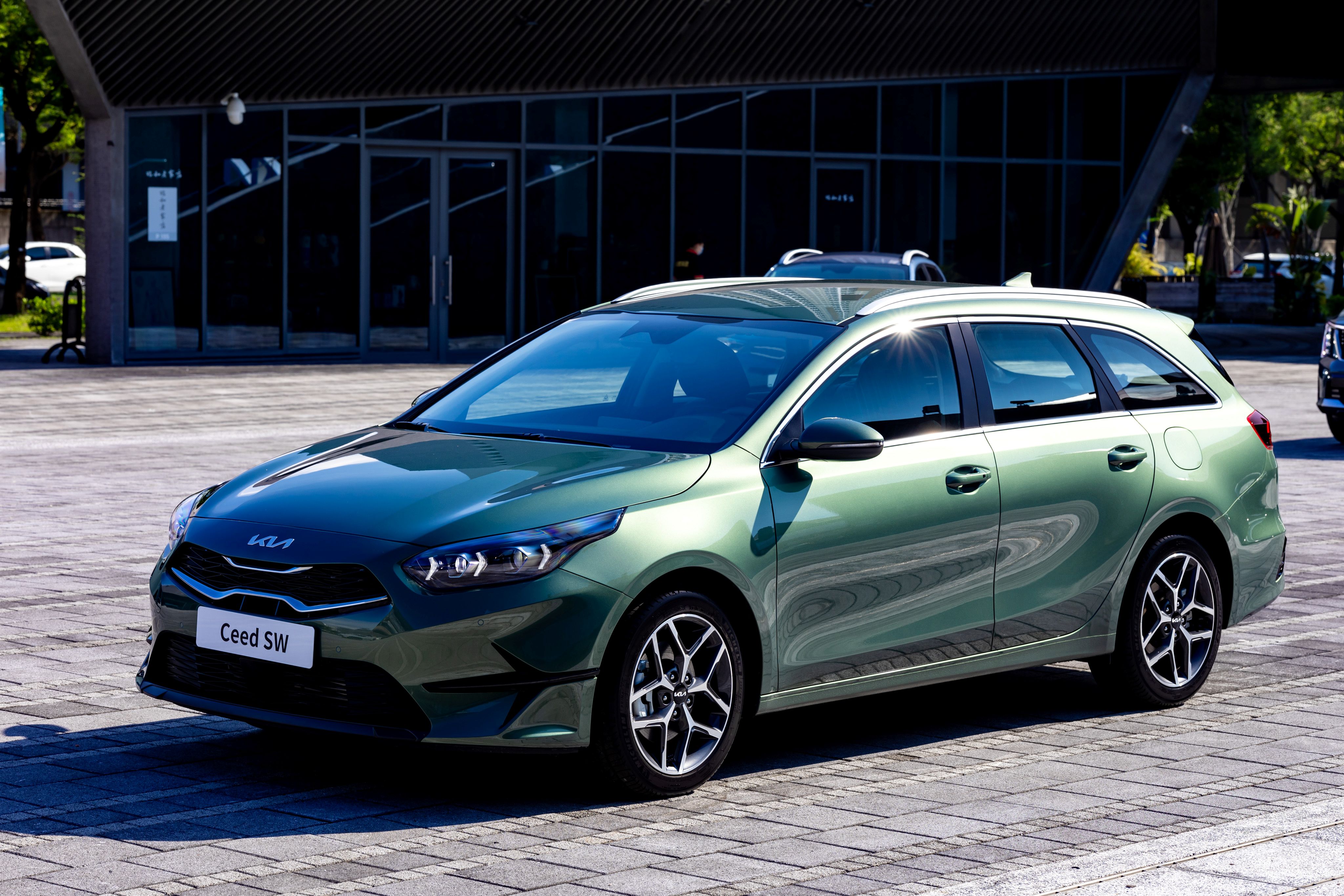 5.本月入主歐洲智慧油電跑旅The Ceed Sportswagon，適用「煥然一新．萬元入主」限時禮遇方案。